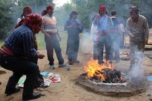Ceremonia desarrollada en Iximché por guías caqchikeles. (Foto Prensa Libre: Archivo)