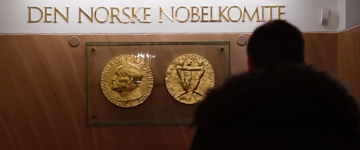 Una réplica de la medalla de oro del Premio Nobel de la Paz que reciben los laureados es vista en las oficinas del Instituto Nobel en Oslo, Noruega. (Foto Prensa Libre: AFP).