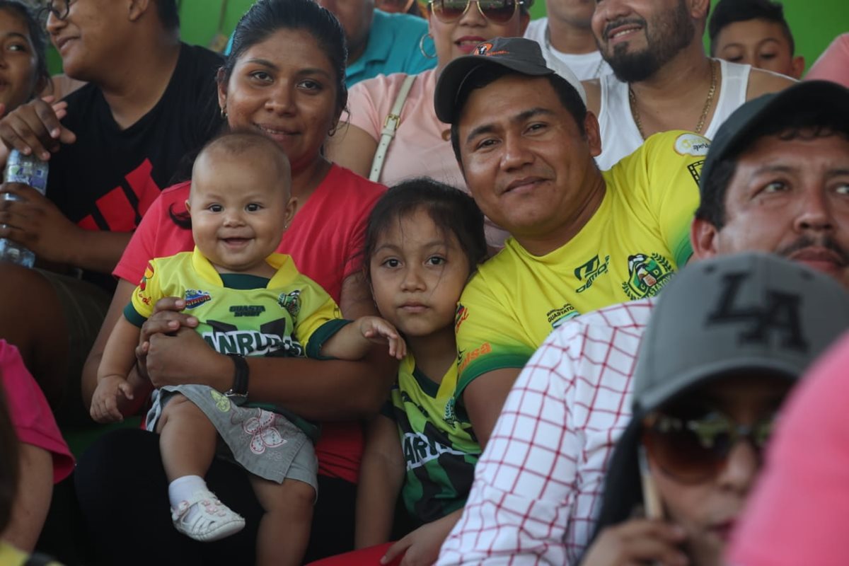 No podía faltar la familia en el estadio. (Foto Prensa Libre: Francisco Sánchez)
