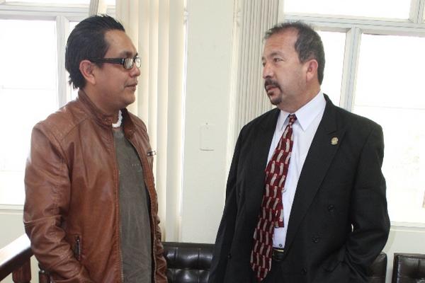 Tomás Morales Calgua, sindicado de liderar turba en Chichicasteango, dialoga con su abogado defensor. (Foto Prensa Libre: Óscar Figueroa) <br _mce_bogus="1"/>