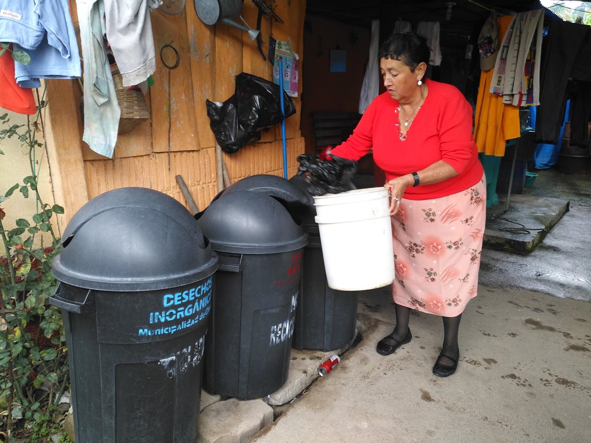 Olimpia Mogollón, ama de casa, clasifica la basura en su hogar, en la cabecera de Sololá. (Foto Prensa Libre: Ángel Julajuj)