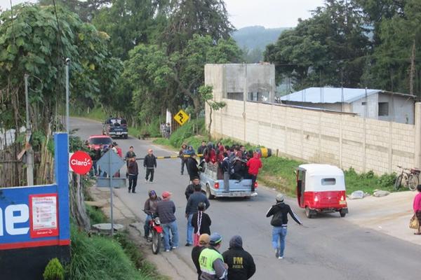Pobladores de Patzún afrontan dificultad para trasladarse a sus lugares de trabajo. (Foto Prensa Libre: José Rosales)