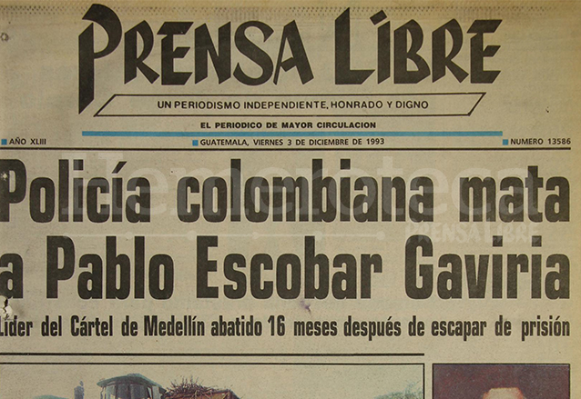Titular de Prensa Libre informando sobre la muerte del capo colombiano Pablo Escobar el 3/12/1993.  (Foto: Hemeroteca PL)