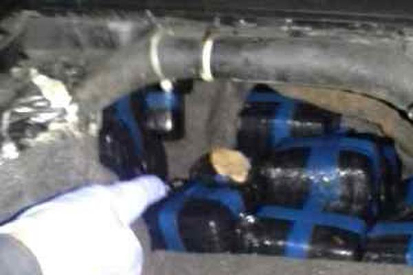 El vehículo fue abandonado en la calzada Roosevelt. (Foto Prensa Libre: PNC)<br _mce_bogus="1"/>