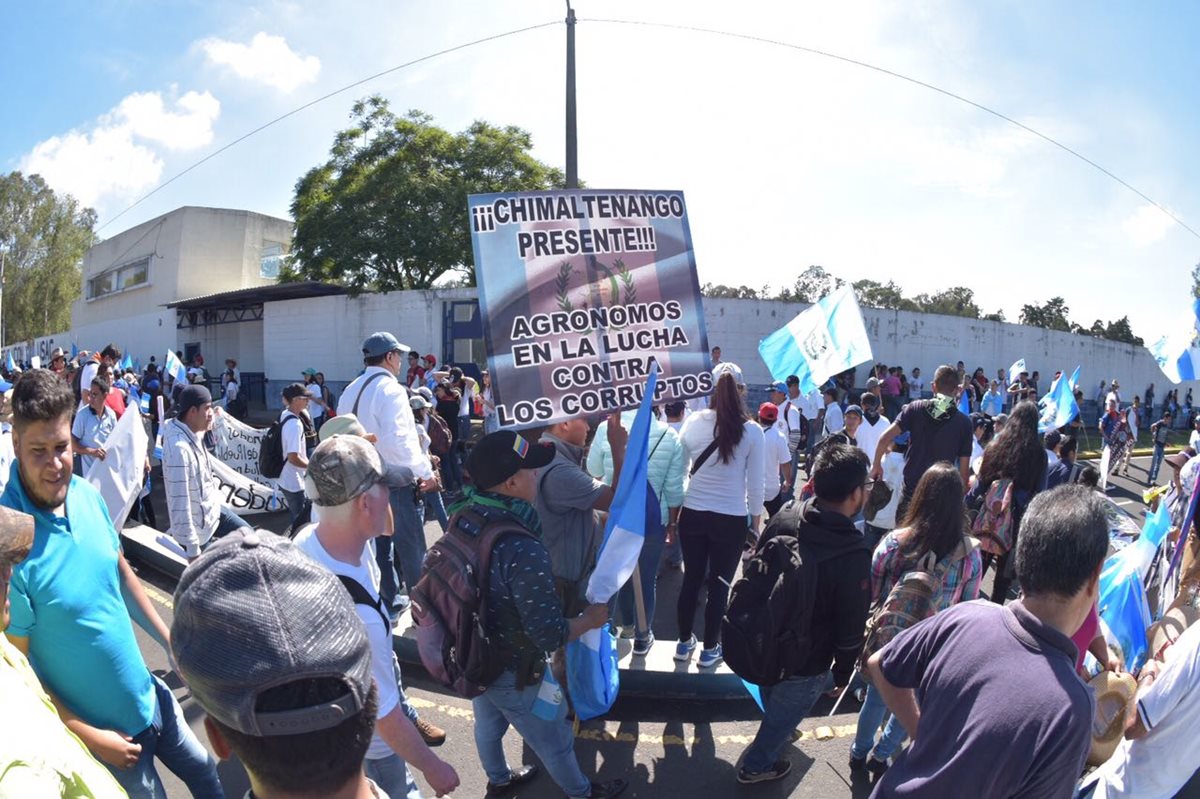 Varias personas de los departamentos se hicieron presentes en las protestas.