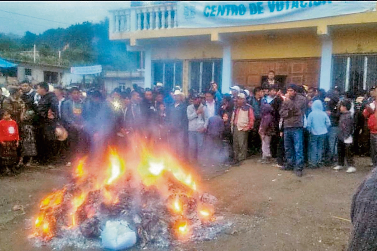 inconformes quemaron papeletas en Pueblo Nuevo Viñas, Santa Rosa.