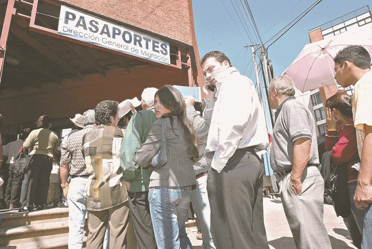 Las personas que renueven su pasaporte recibirán una calcomanía, pues Migración no dará cartillas nuevas sino hasta abril. (Foto Prensa Libre: Hemeroteca PL)
