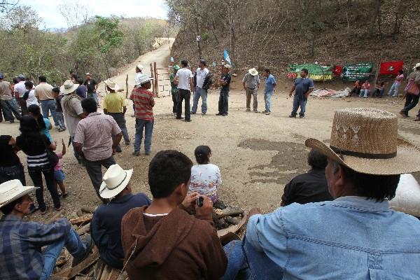 Pobladores obstaculizan el ingreso a  la mina El Tambor.