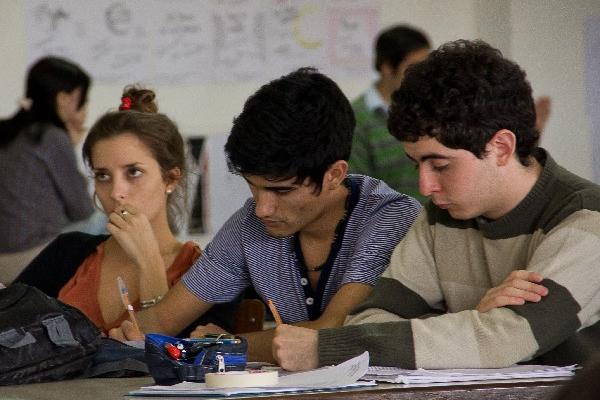 Ofrecerán becas de posgrado para profesionales del país.