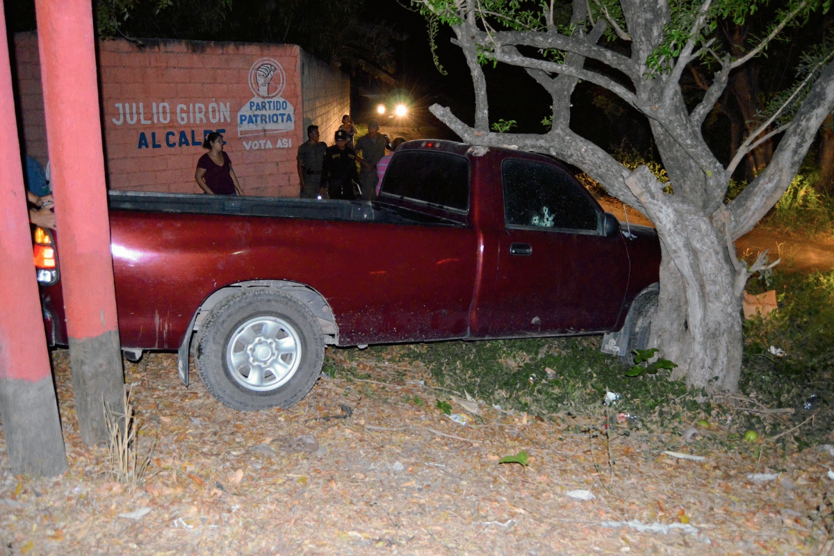 Acevedo se conducía a bordo de un picop cuando fue atacado por sujetos desconocidos. (Foto Prensa Libre: Víctor Gómez)