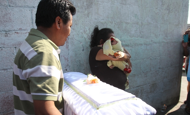 Maycol David Morales fue inhumado en el Cementerio General. (Foto Prensa Libre: Estuardo Paredes)