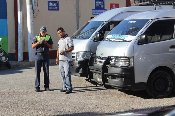 Agente de la PMT verifica la documentación de un microbús en la ciudad de Jutiapa. (Foto Prensa Libre: Óscar González)<br _mce_bogus="1"/>