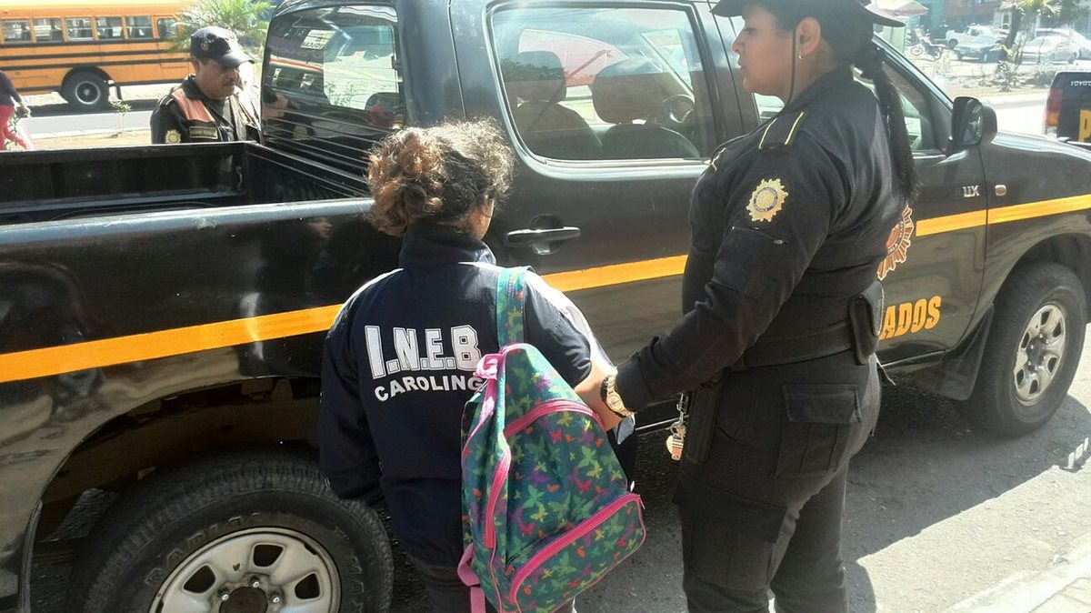 La menor de 14 años fue detenida con el arma utilizada en el ataque en la zona 19. (Foto Prensa Libre: Estuardo Paredes)