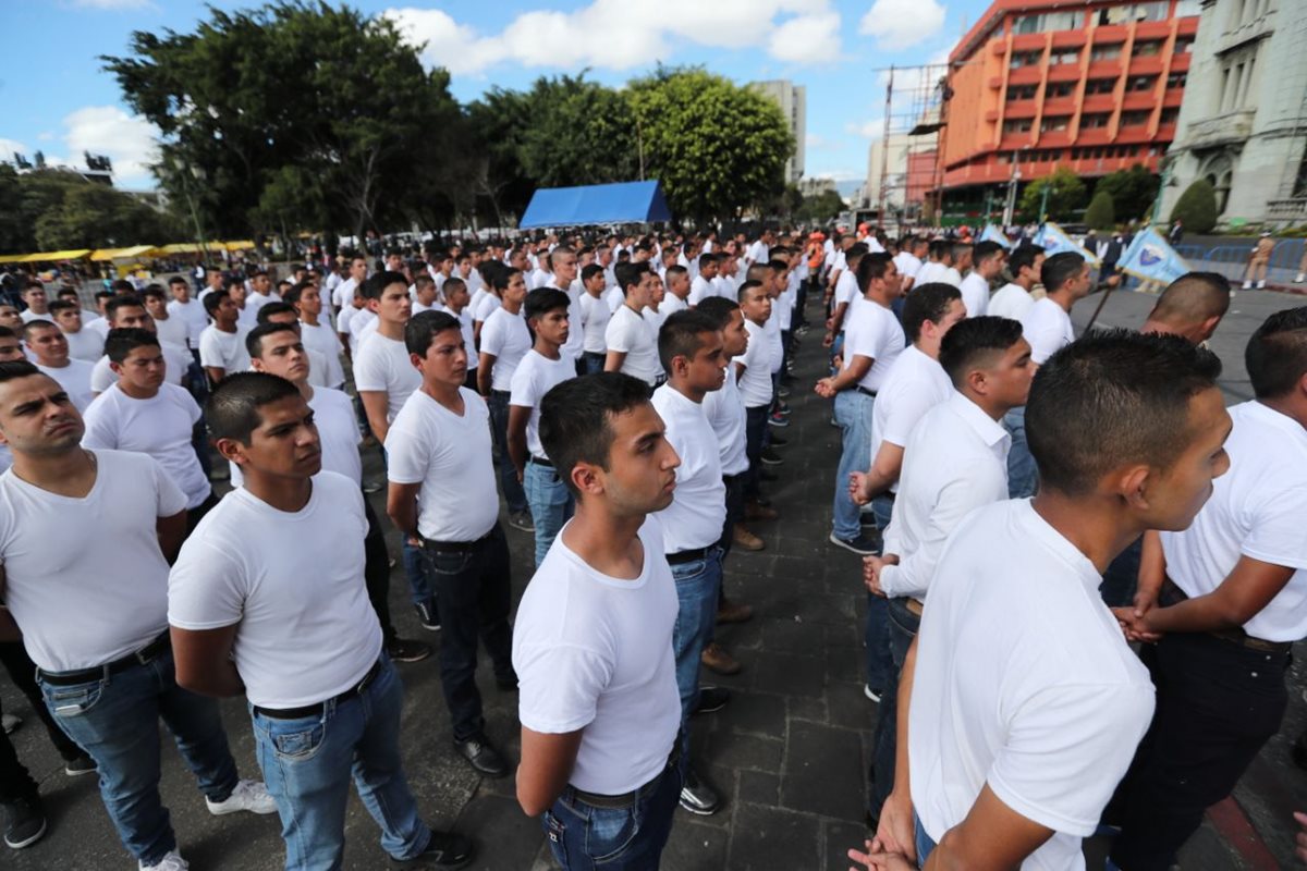 Son 400 jóvenes los que se enfilaron a las reservas militares del Ejército. (Foto Prensa Libre: Érick Ávila)