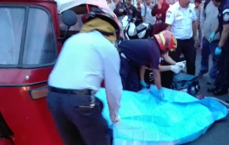 El conductor de mototaxi asesinado en la zona 5 fue reconocido por un hijo. (Foto Prensa Libre: Bomberos Municipales).