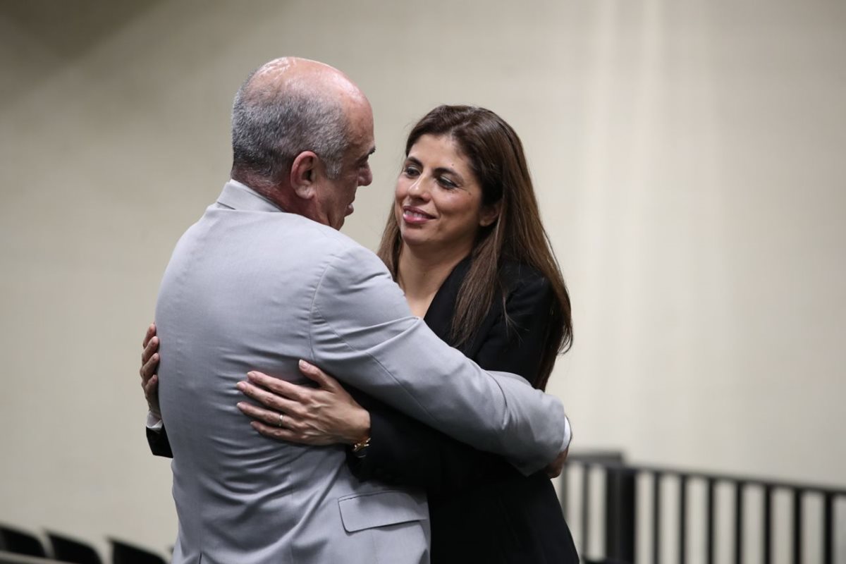 Clara Guadalupe López Villatoro junto a su esposo, al momento de presentarse al juzgado. Permaneció más de dos semanas prófuga. (Foto Prensa Libre: Paulo Raquec)