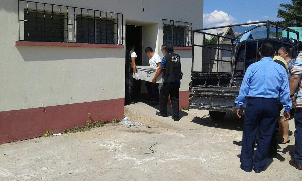 Familiares de madre e hija muertas con arma blanca en Camotán, Chiquimula, sacan cadáveres de morgue, en Chiquimula. (Foto Prensa Libre: Edwin Paxtor)