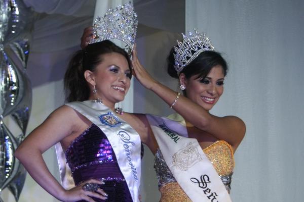 Ileana Lucía Paredes fue coronada por Dardania Ross. (Foto Prensa Libre: Ángel Martín Tax)