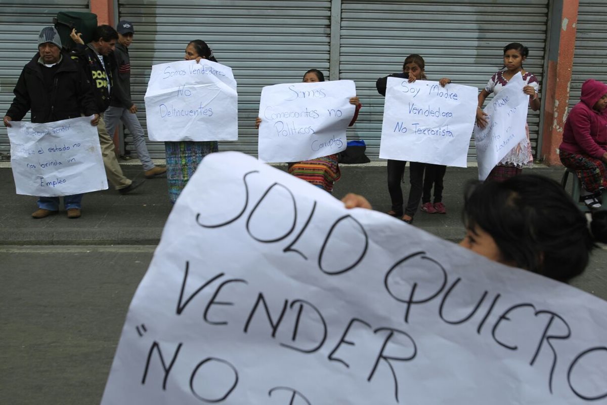 Vendedores manifiestan en el Paseo de la Sexta, frente al Ministerio de Gobernación. (Foto Prensa Libre: Carlos Valle)