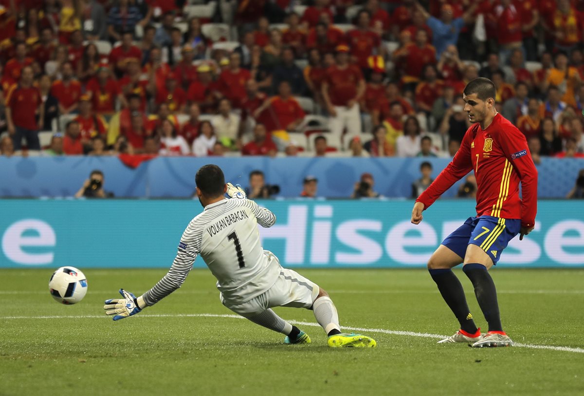 Morata marca el tercer gol de España, en el triunfo contra Turquía. (Foto Prensa Libre: AP)