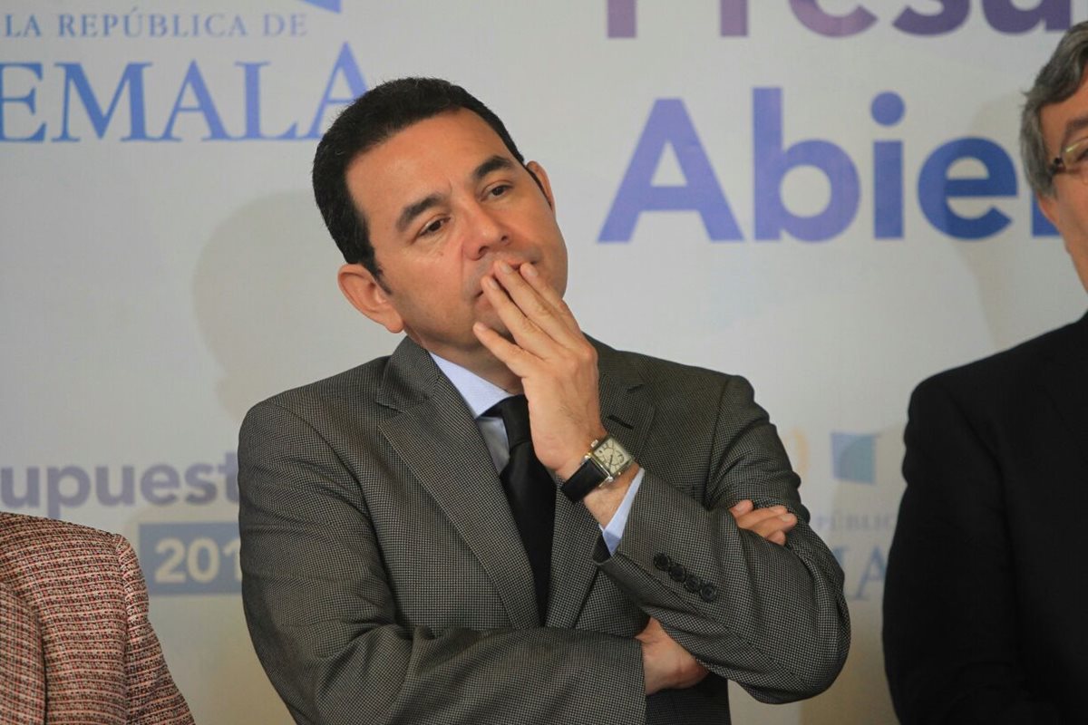 Jimmy Morales escucha los cuestionamientos sobre su estadía en un hotel previo a asumir la presidencia. (Foto Prensa Libre: Esbin García)