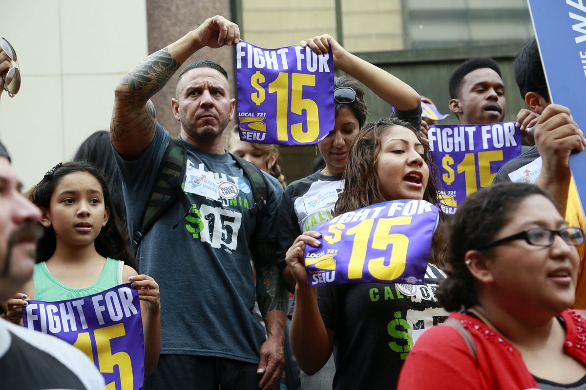 El 26 de marzo legisladores de California y sindicatos llegaron a un acuerdo que llevará el salario mínimo del estado de US$10 a US$15 por hora.(Foto Prensa Libre: AP).