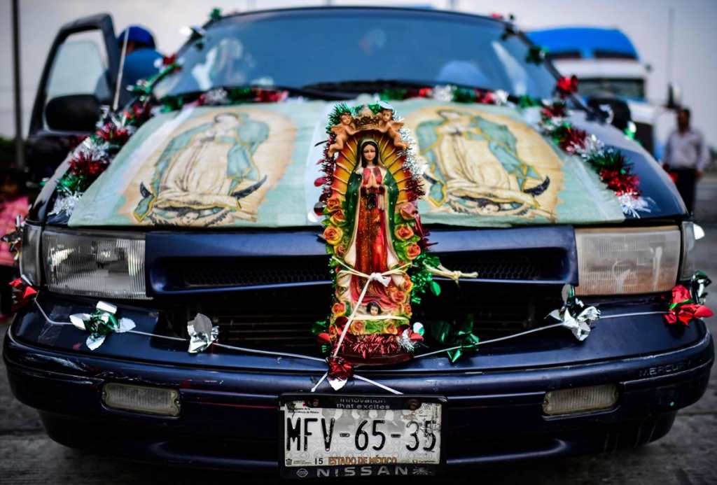 Una familia decidió decorar su automóvil con la imagen de la Virgen de Guadalupe y realizar así su peregrinaje.