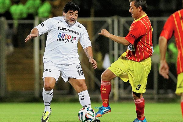 Diego Armando Maradona durante el partido por la Paz (Foto Prensa Libre: EFE)