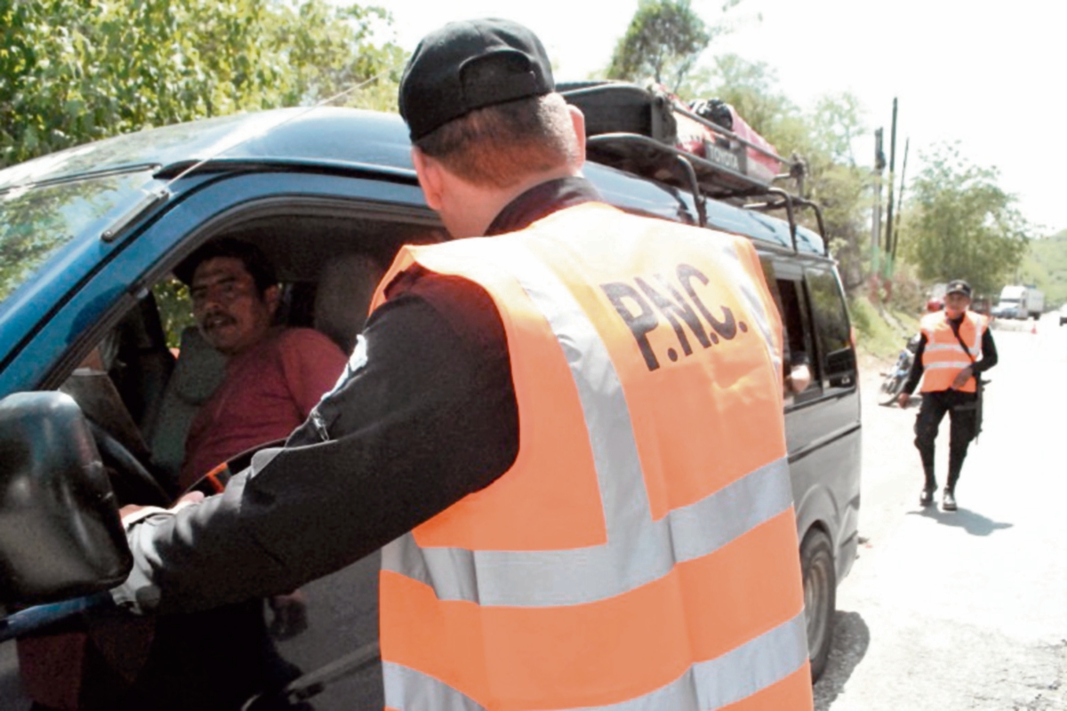 Un microbús  es revisado por agentes de la PNC, durante el Plan Bono 14, en El Progreso.