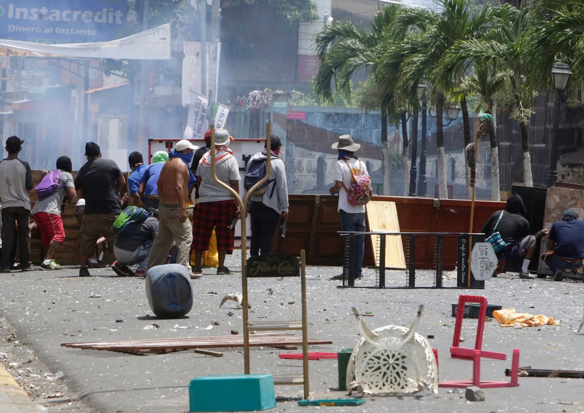 Los manifestantes han colocado barricadas y bloquean el libre tránsito de personas y mercancías en varios puntos de Nicaragua. (Foto Prensa Libre: AFP)