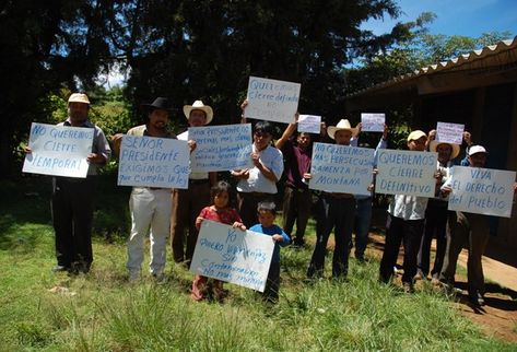 Vecinos celebran, pero quieren el cierre definitivo de la mina. (Foto Prensa Libre: Aroldo Marroquín)