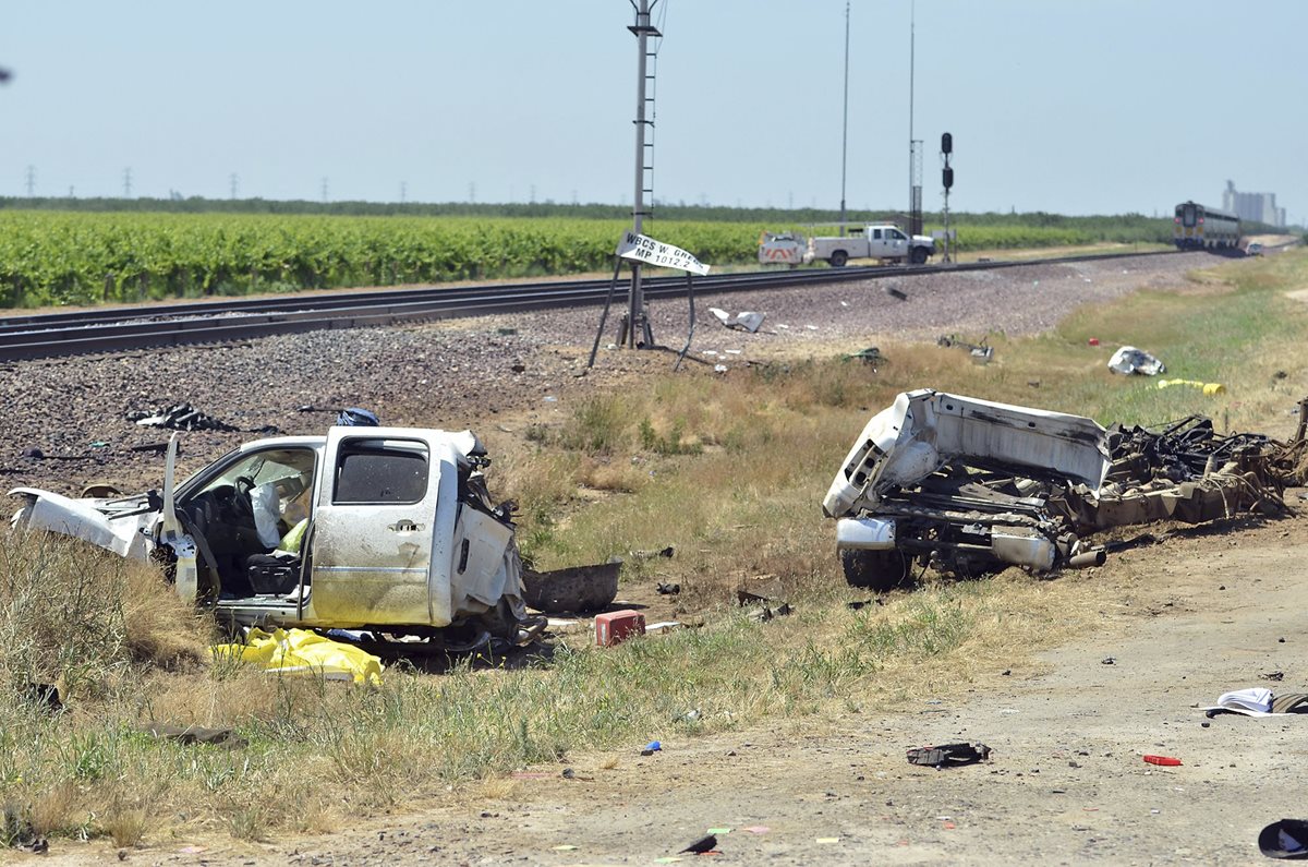 El picop fue partido en dos por el tren en California, EE. UU. (Foto Prensa Libre: AP).