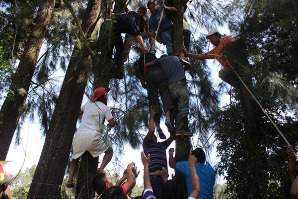 Socorristas y vecinos trabajaron durante varios minutos para rescatar el cuerpo de Axel Manuel Oj Alonzo. (Foto Prensa Libre: José Rosales).