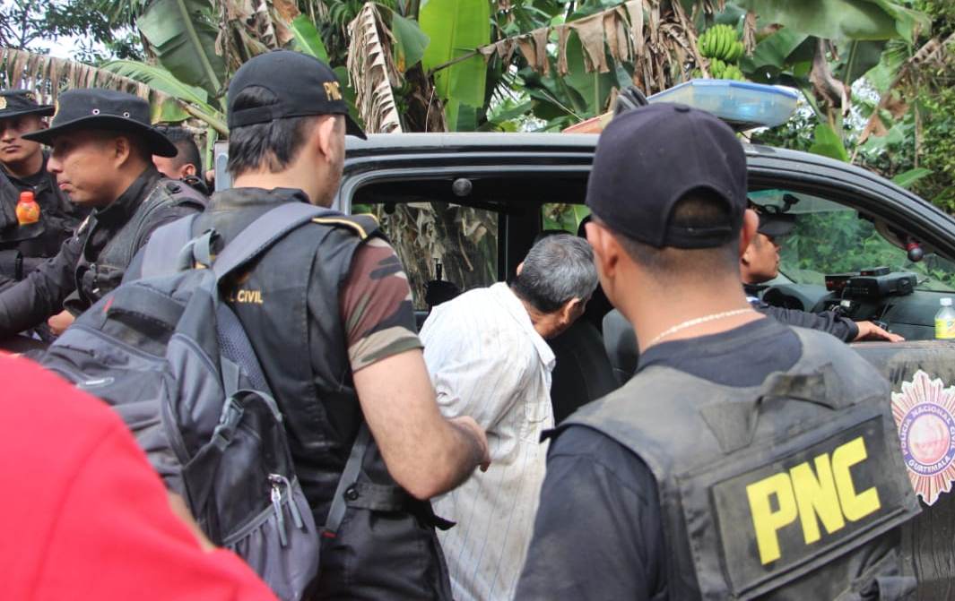 Policías ayudan abordar a Juan Francisco Díaz López, de 65 años, a la autopatrulla de la PNC que los traslado al juzgado que lo requiere. (Foto Prensa Libre: Mario Morales)