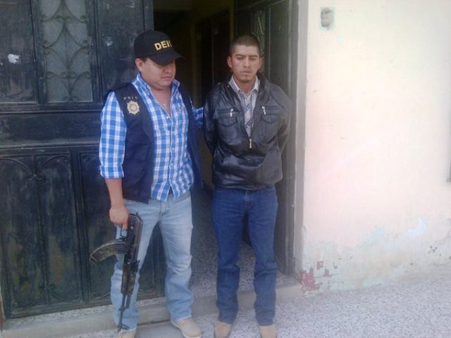 Agentes de la División Especializada en Investigación Criminal capturan a presunto "coyote" extorsionista en Huehuetenango. (Foto Prensa Libre: PNC)