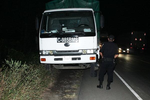 El camión que transportaba café pergamino fue localizado en el km 182 carretera al Pacífico,  en San Sebastián, Retalhuleu. (Foto Rolando Miranda).