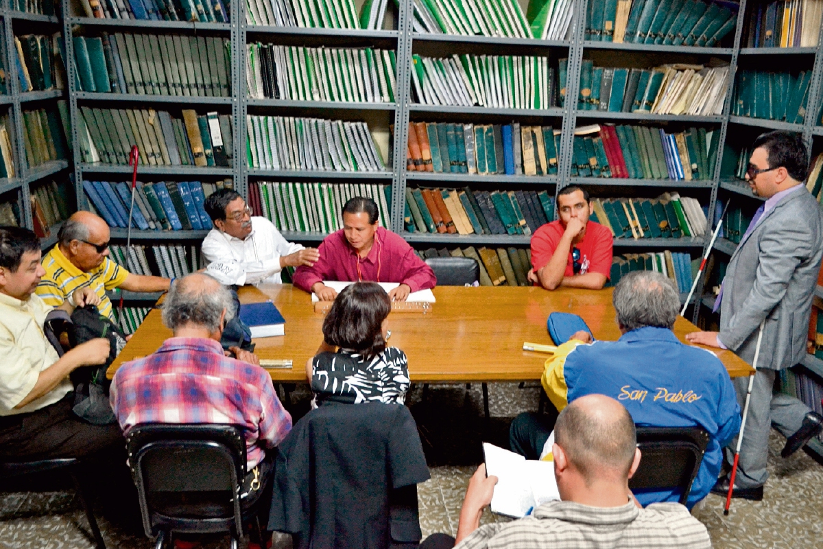 Un grupo de personas, en su mayoría no videntes, se reúnen dos jueves al mes en un club de lectura para conversar sobre temas bíblicos, en la sede de la Biblioteca Braille, en la zona 1.(Foto Prensa Libre: Ángel Elías).
 