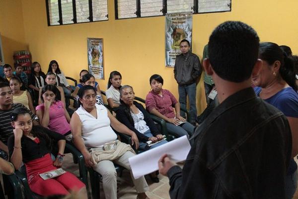 Organizadores y voluntarios de la feria ultiman detalles del evento. (Foto Prensa Libre: Carlos Grave)