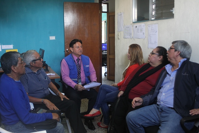 Gustavo Adolfo Ovalle, auxiliar de la PDH en Mixco, escucha a un grupo de vecinos víctima de abusos. (Foto Prensa Libre: Oscar Felipe Q.)