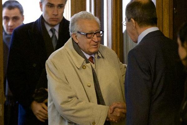 El mediador internacional para Siria, Lajdar Brahimi (centro). (Foto Prensa Libre: AP)