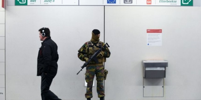 Un soldado belga monta guardia en la estación de metro de Maelbeek, en Bruselas. (Foto Prensa Libre: AFP)