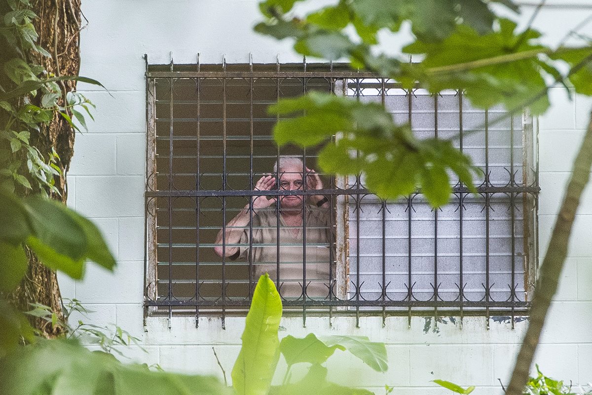 Ricardo Martinelli saluda desde la celda en la cárcel El Renacer, cerca a la capital Ciudad de Panamá, Panamá. (Foto Prensa Libre:EFE).