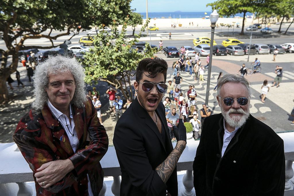 Los integrante de Queen, Brian May (izquierda) y Roger Taylor (derecha) junto a Adam Lambert (c) durante una conferencia en Río de Janeiro, Brasil. (Foto Prensa Libre: EFE)