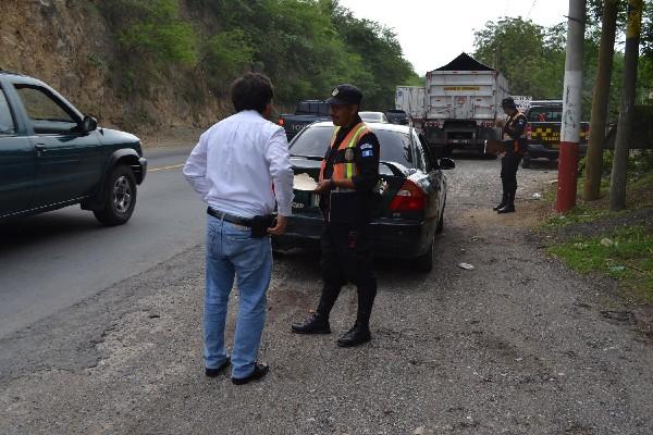 Autoridades   verifican que la papelería de los vehículos esté en orden,  en Guastatoya, El Progreso.