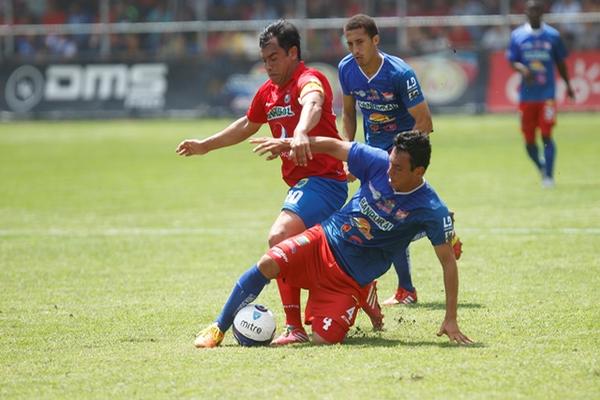 El delantero nacional de Municipal, Carlos Ruiz, jugó todo el partido frente a Halcones en su debut. (Foto Prensa Libre: Eduardo González)