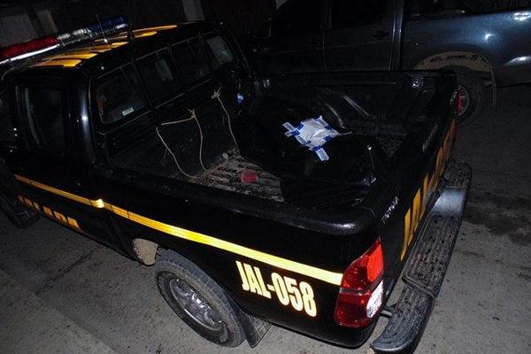 Autopatrulla traslada el cadáver de un hombre sin identificar a la morgue de la ciudad de Jalapa. (Foto Prensa Libre: Hugo Oliva) <br _mce_bogus="1"/>