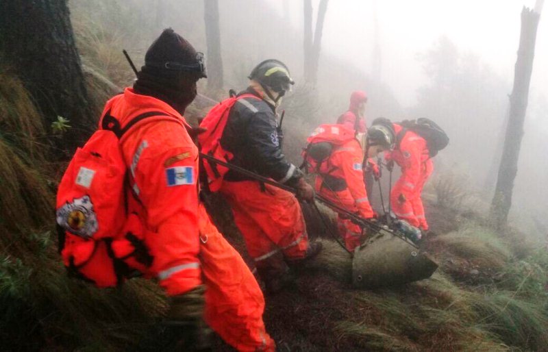 Patrulla de rescate de Bomberos Voluntarios en la búsqueda de los desaparecidos en el volcán Acatenango. (Foto Prensa Libre: William González)