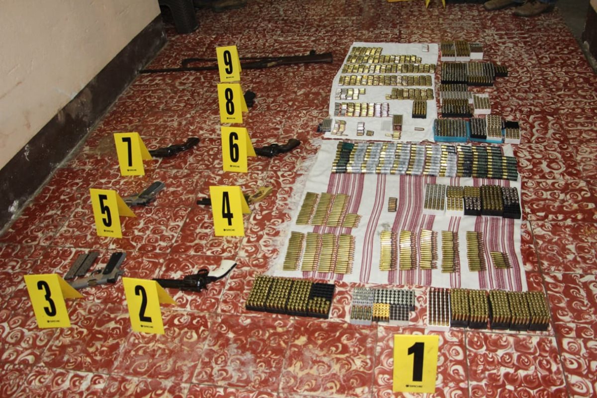 Municiones y armas que escondía la mujer capturada.(Foto Prensa Libre: PNC)