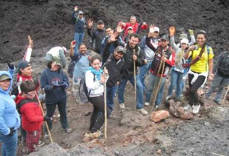 jóvenes expresan júbilo mientras escalan el Volcán de Pacaya. (Foto Prensa Libre: cortesía)