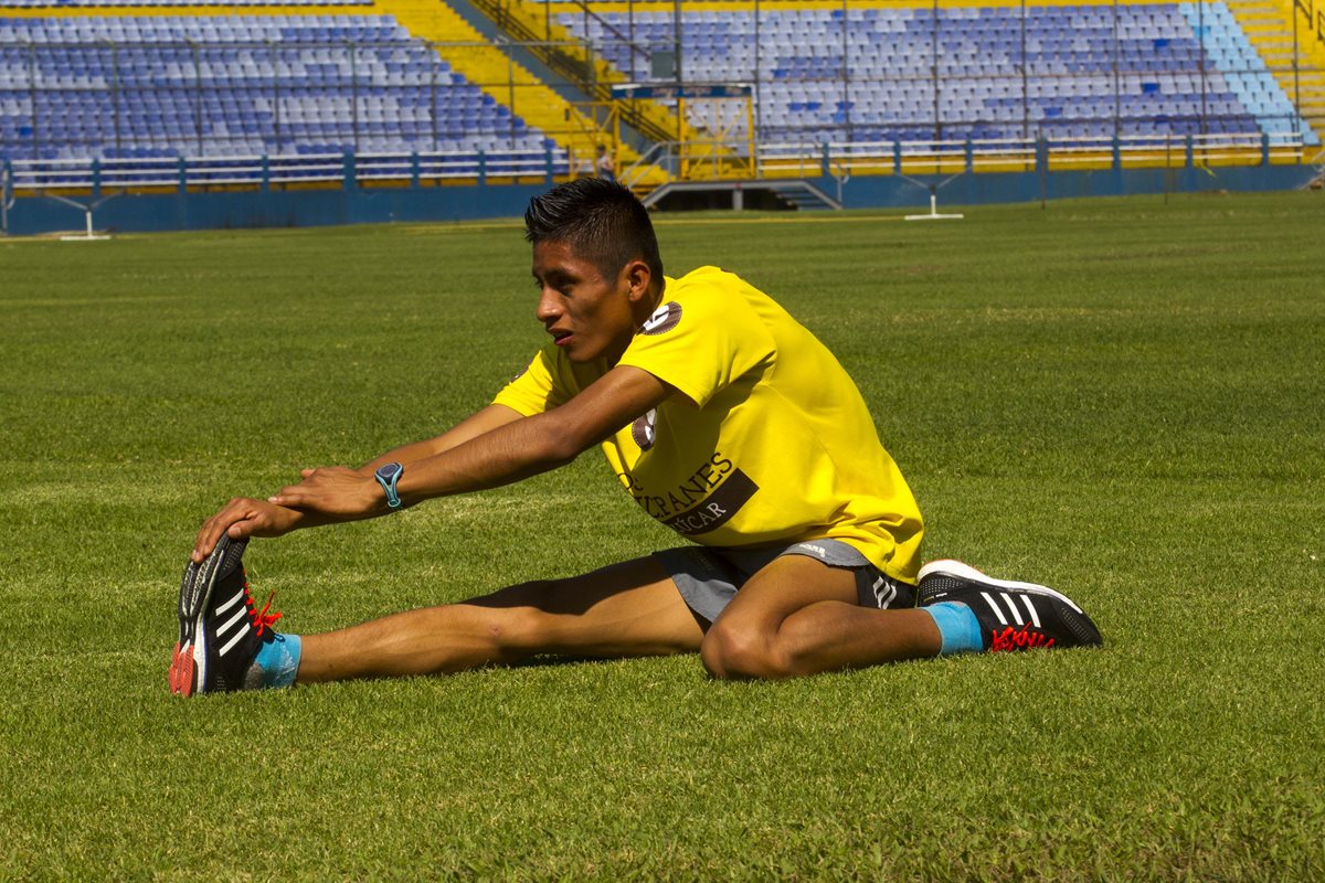 El atleta Mario Pacay realiza su rutina de entrenamiento. (Foto Prensa Libre: Norvin Mendoza)